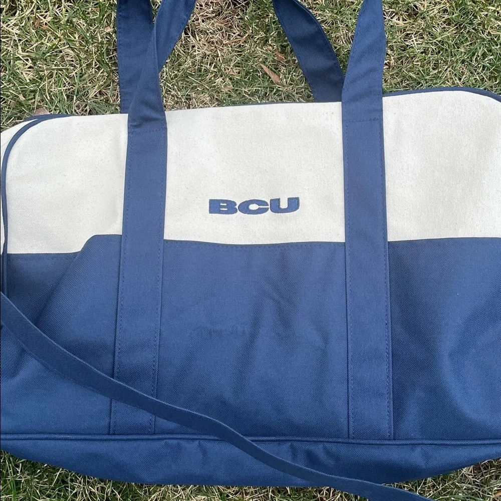 Vineyard Vines Navy and Cream Duffel Bag